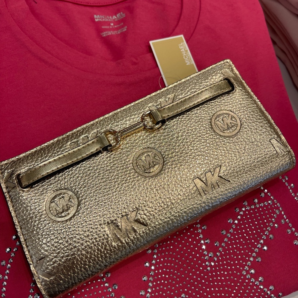 MICHAEL KORS Carson Lg Metallic Logo Debossed Snap Bifold Wallet
Pale Gold
NWT - Picture 11 of 16